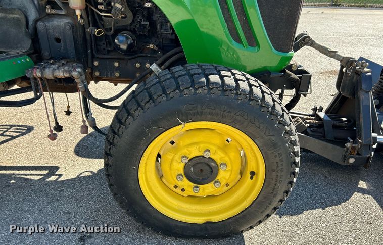 image for item NQ9972 2008 John Deere 3320  tractor