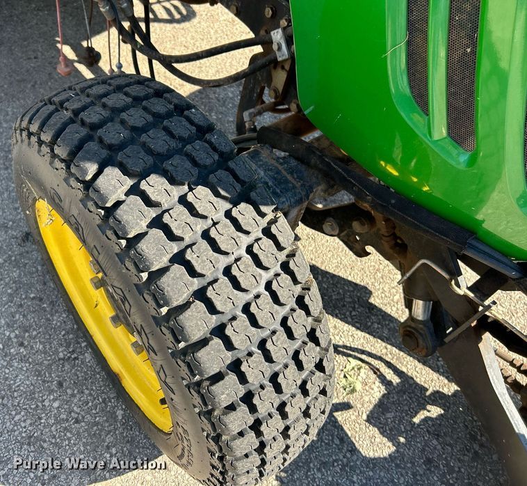 image for item NQ9972 2008 John Deere 3320  tractor