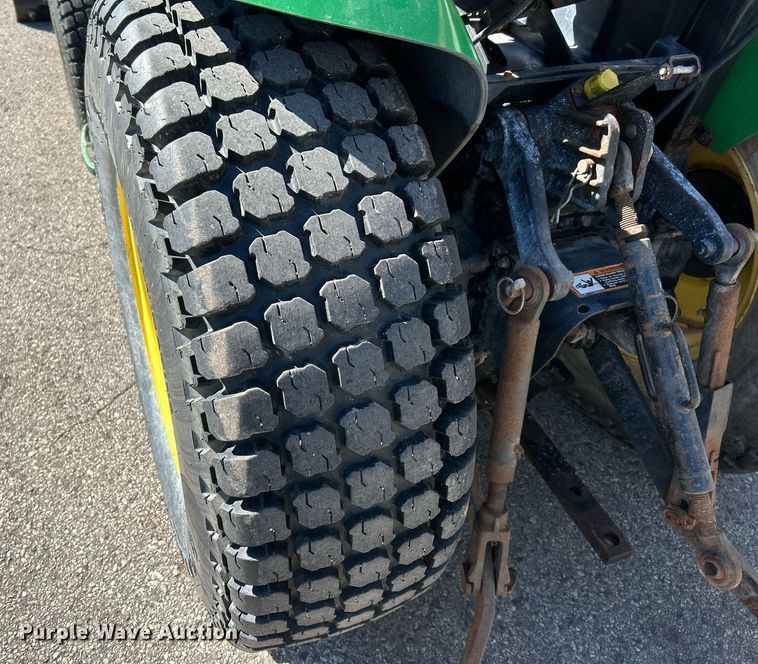image for item NQ9972 2008 John Deere 3320  tractor