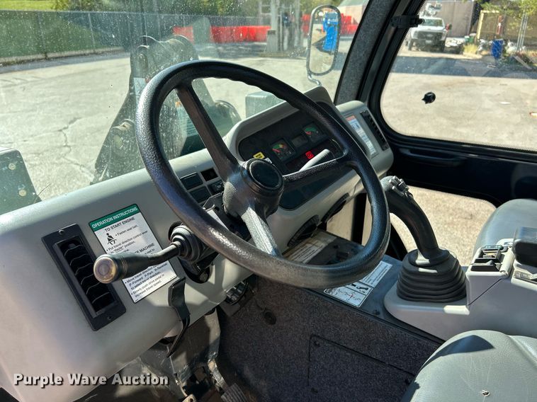 image for item NQ9973 2016 Bobcat 5600  utility vehicle