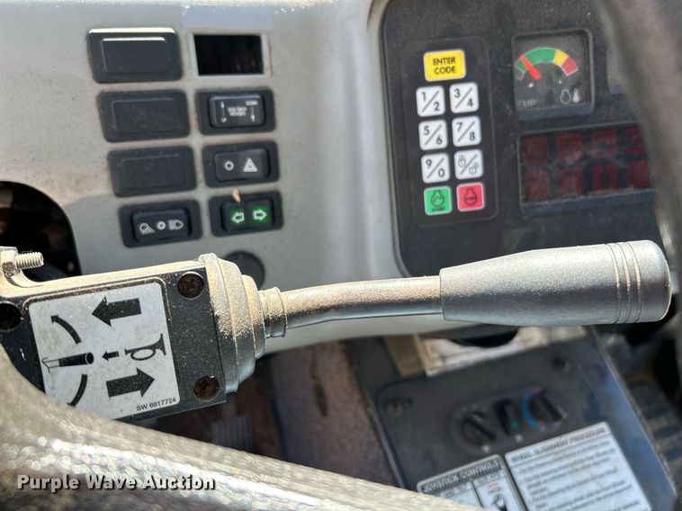 image for item NQ9973 2016 Bobcat 5600  utility vehicle