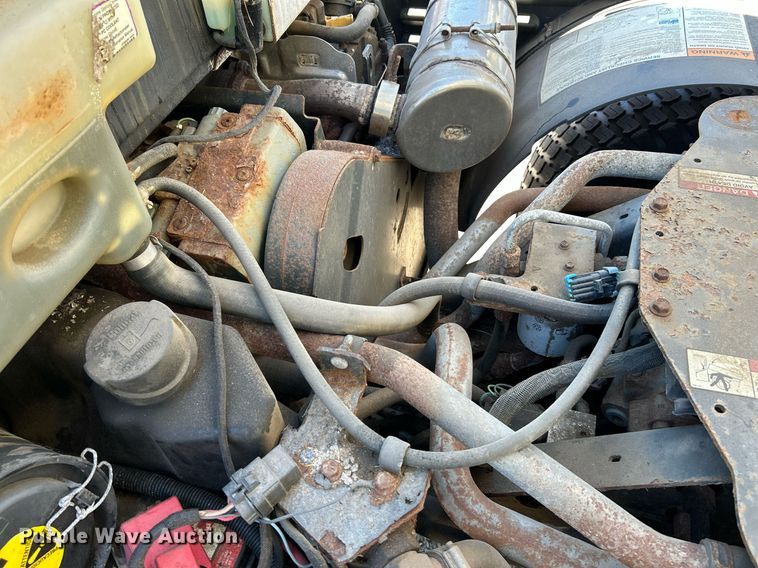 image for item NQ9973 2016 Bobcat 5600  utility vehicle