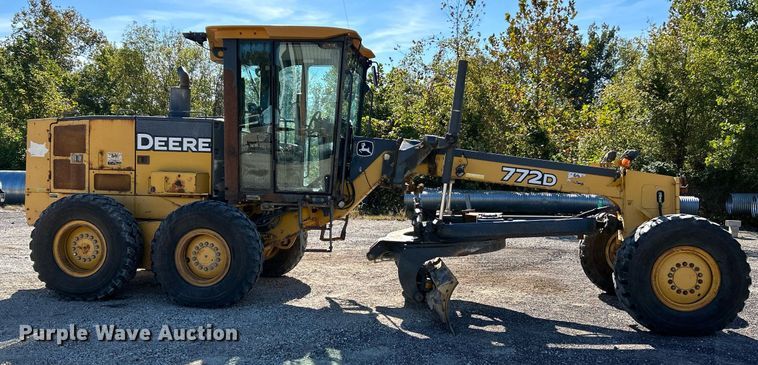 image for item NQ9983 2007 John Deere 772D motor grader