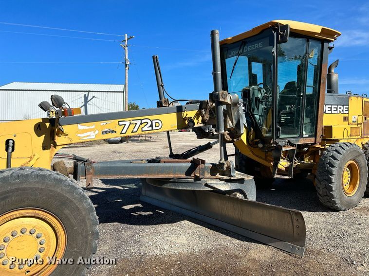 image for item NQ9983 2007 John Deere 772D motor grader