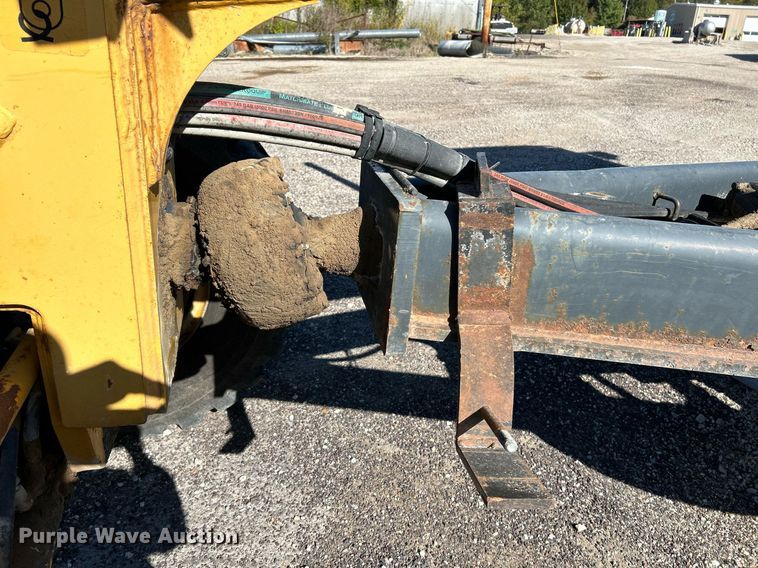 image for item NQ9983 2007 John Deere 772D motor grader