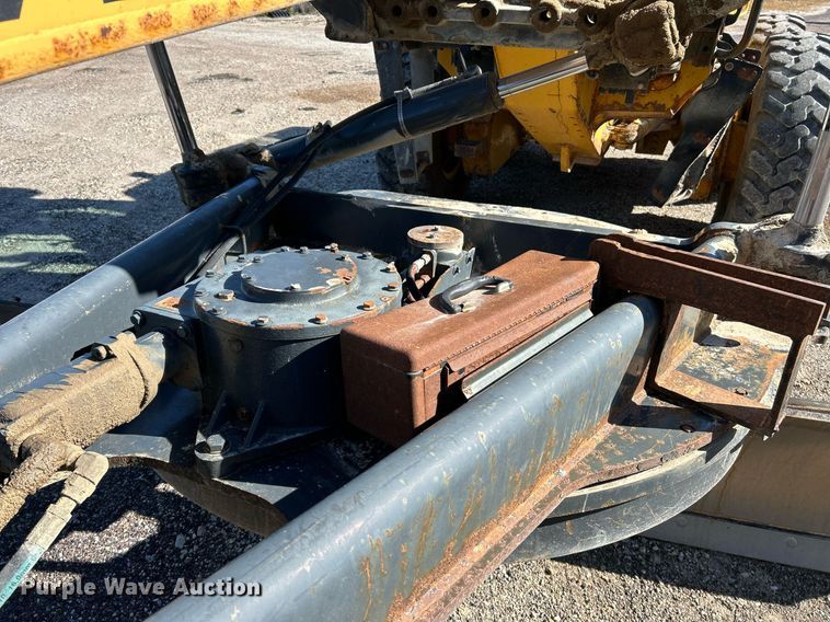 image for item NQ9983 2007 John Deere 772D motor grader