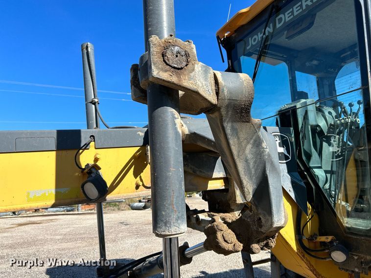 image for item NQ9983 2007 John Deere 772D motor grader