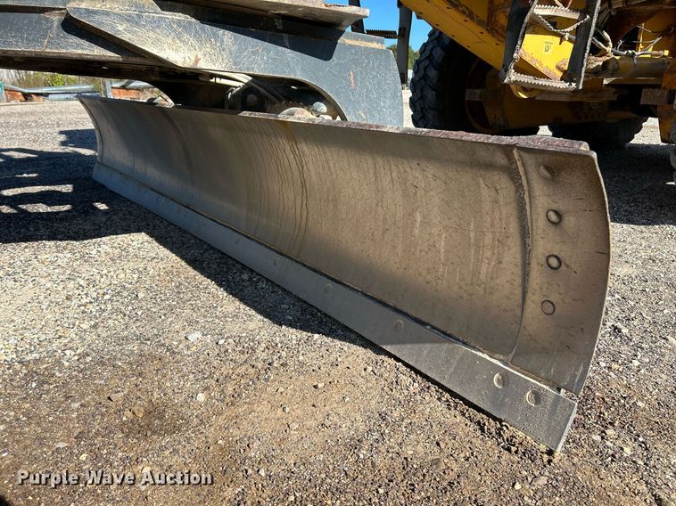 image for item NQ9983 2007 John Deere 772D motor grader