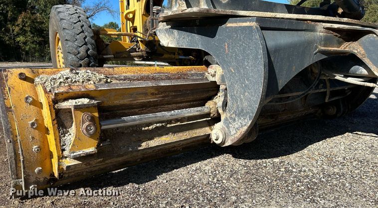 image for item NQ9983 2007 John Deere 772D motor grader