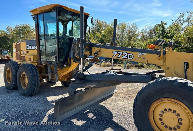 image for item NQ9983 2007 John Deere 772D motor grader