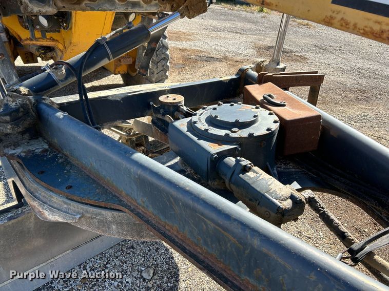 image for item NQ9983 2007 John Deere 772D motor grader