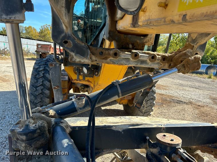 image for item NQ9983 2007 John Deere 772D motor grader