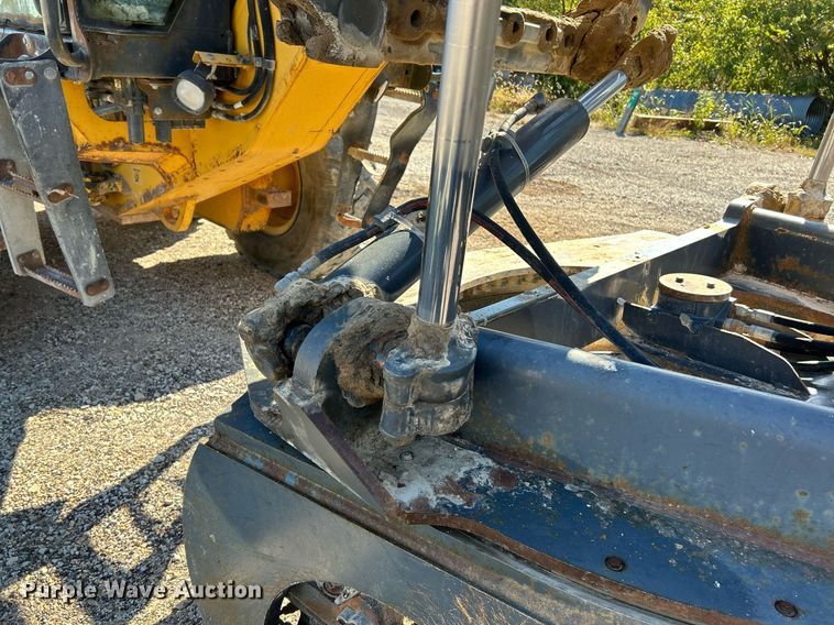 image for item NQ9983 2007 John Deere 772D motor grader