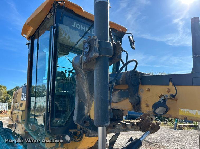 image for item NQ9983 2007 John Deere 772D motor grader