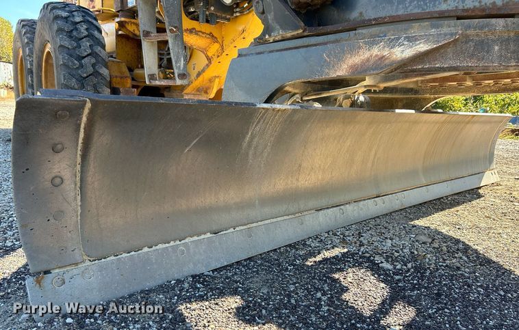 image for item NQ9983 2007 John Deere 772D motor grader