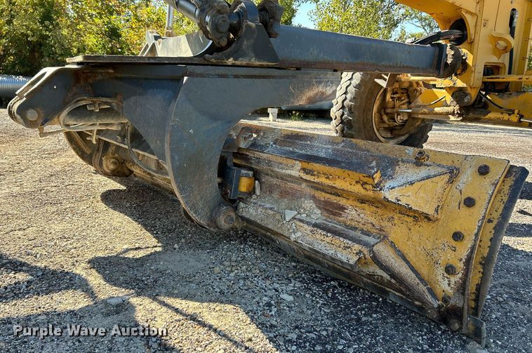 image for item NQ9983 2007 John Deere 772D motor grader