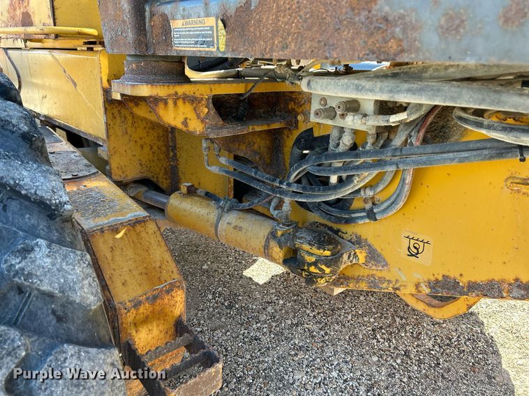 image for item NQ9983 2007 John Deere 772D motor grader