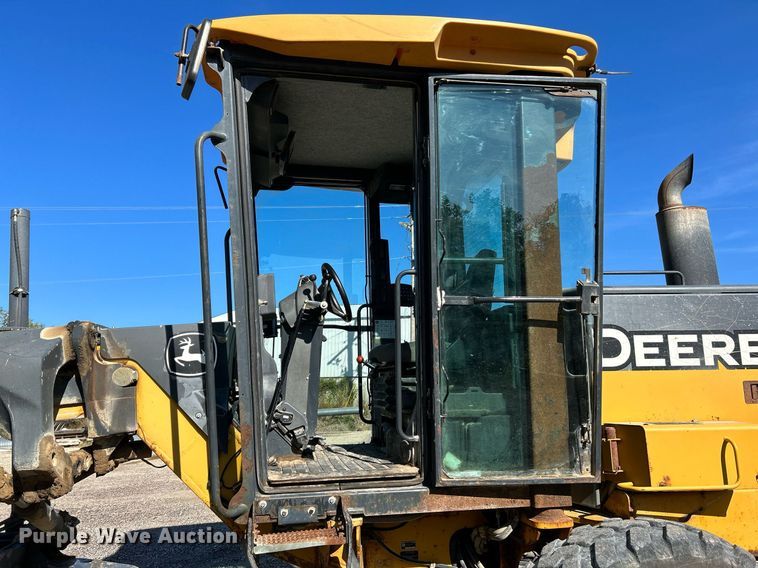 image for item NQ9983 2007 John Deere 772D motor grader