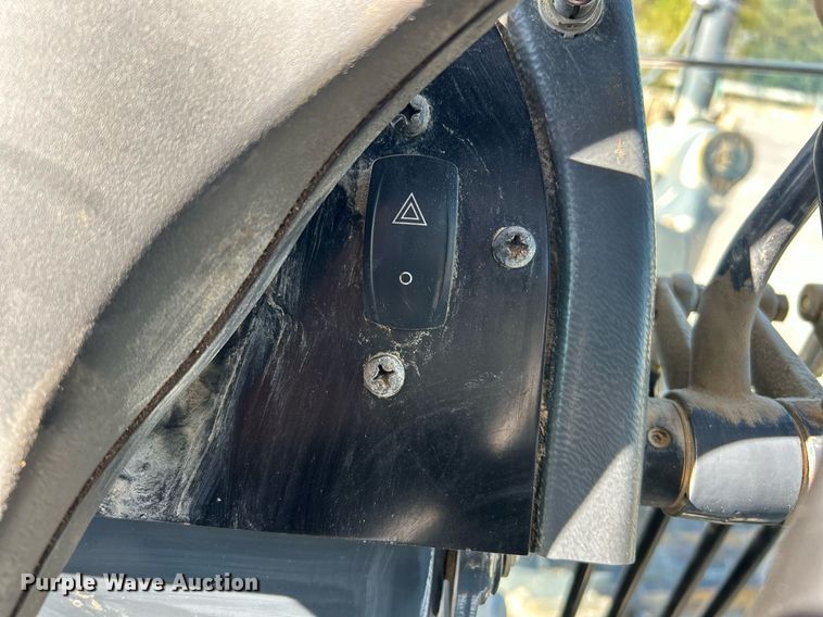 image for item NQ9983 2007 John Deere 772D motor grader