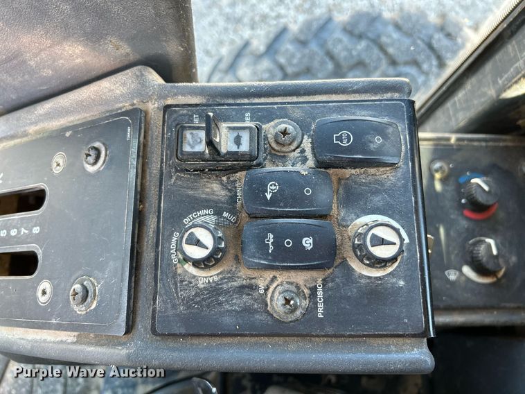 image for item NQ9983 2007 John Deere 772D motor grader