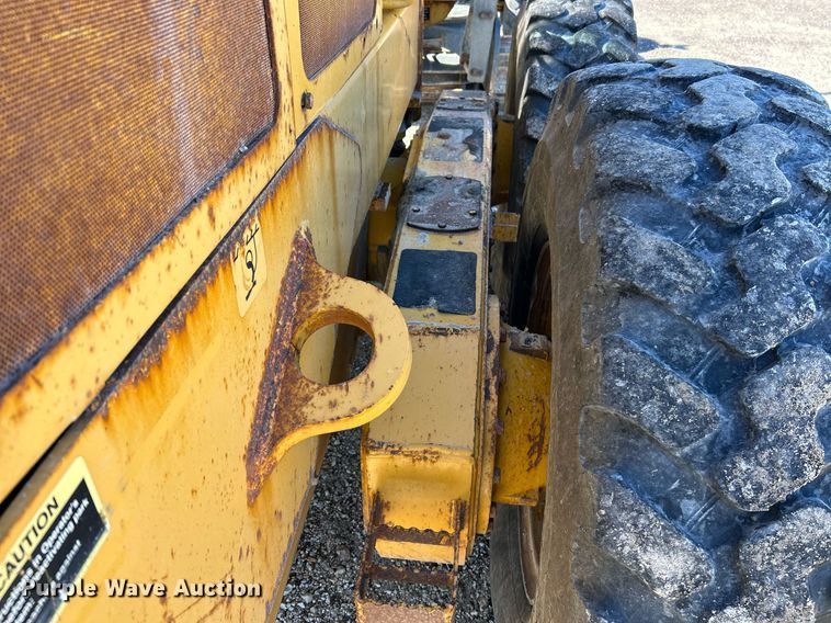 image for item NQ9983 2007 John Deere 772D motor grader