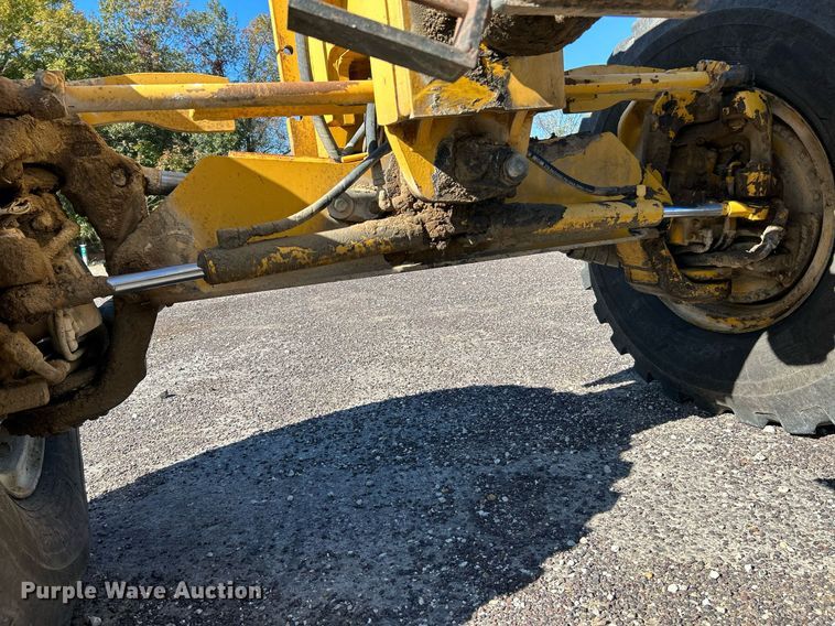 image for item NQ9983 2007 John Deere 772D motor grader