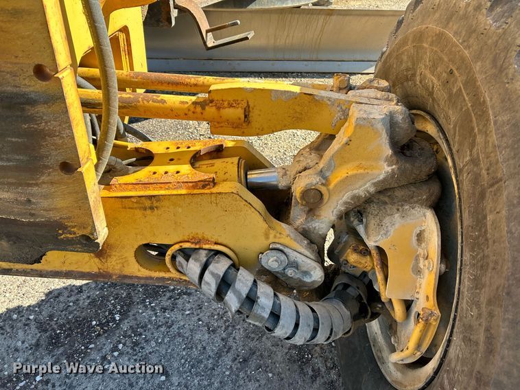 image for item NQ9983 2007 John Deere 772D motor grader