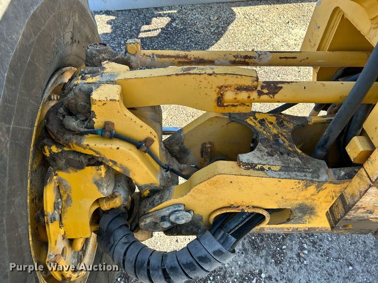 image for item NQ9983 2007 John Deere 772D motor grader