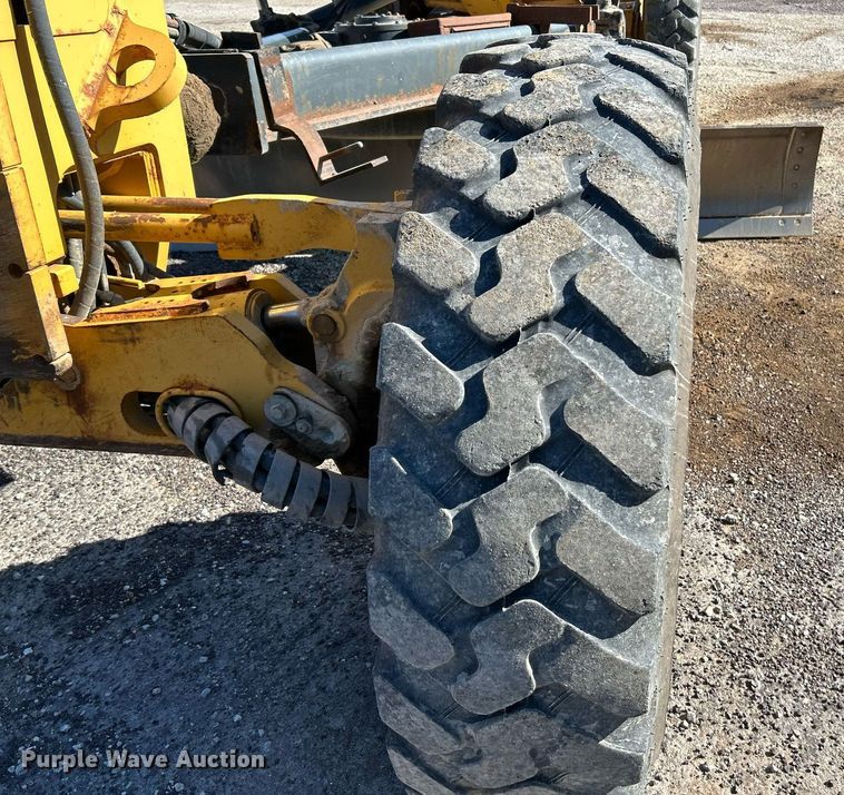 image for item NQ9983 2007 John Deere 772D motor grader