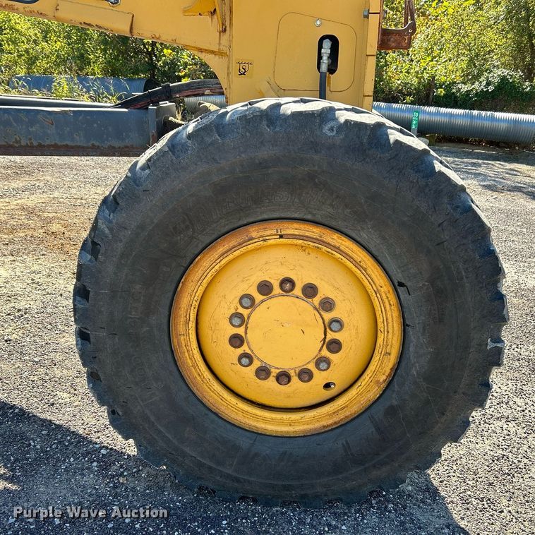 image for item NQ9983 2007 John Deere 772D motor grader