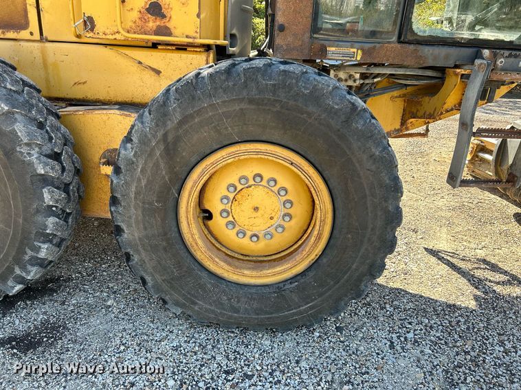 image for item NQ9983 2007 John Deere 772D motor grader
