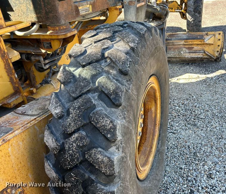 image for item NQ9983 2007 John Deere 772D motor grader