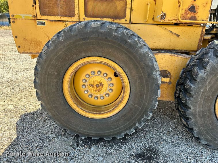 image for item NQ9983 2007 John Deere 772D motor grader