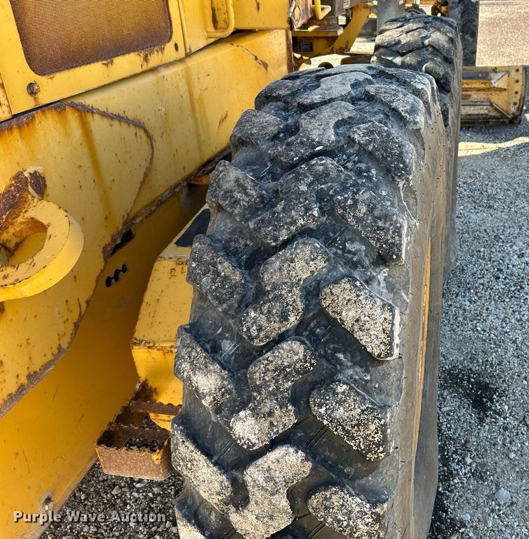 image for item NQ9983 2007 John Deere 772D motor grader