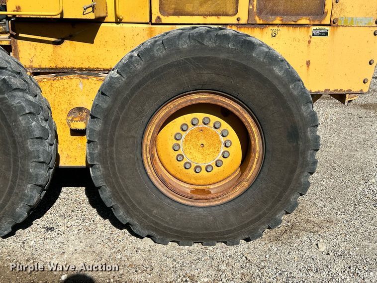 image for item NQ9983 2007 John Deere 772D motor grader