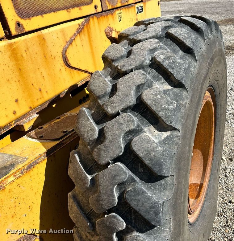 image for item NQ9983 2007 John Deere 772D motor grader