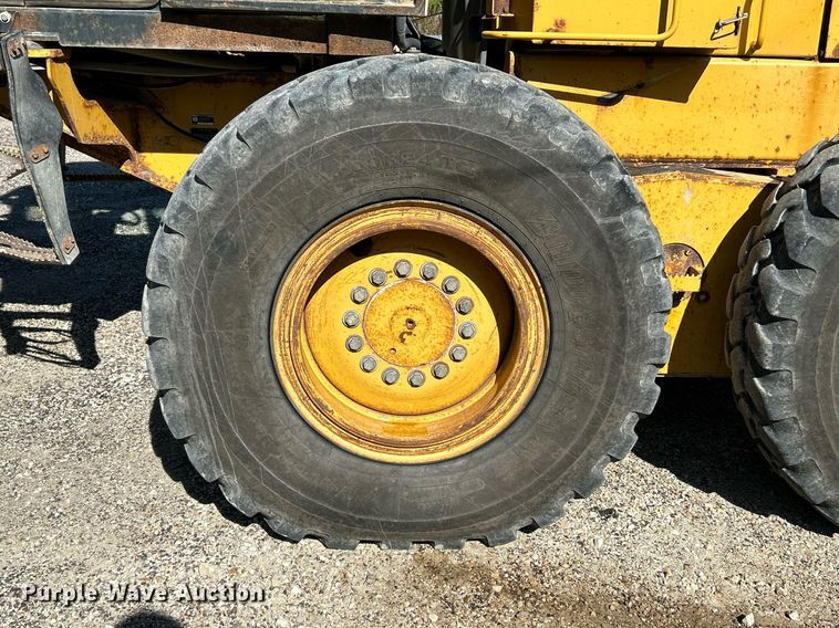 image for item NQ9983 2007 John Deere 772D motor grader