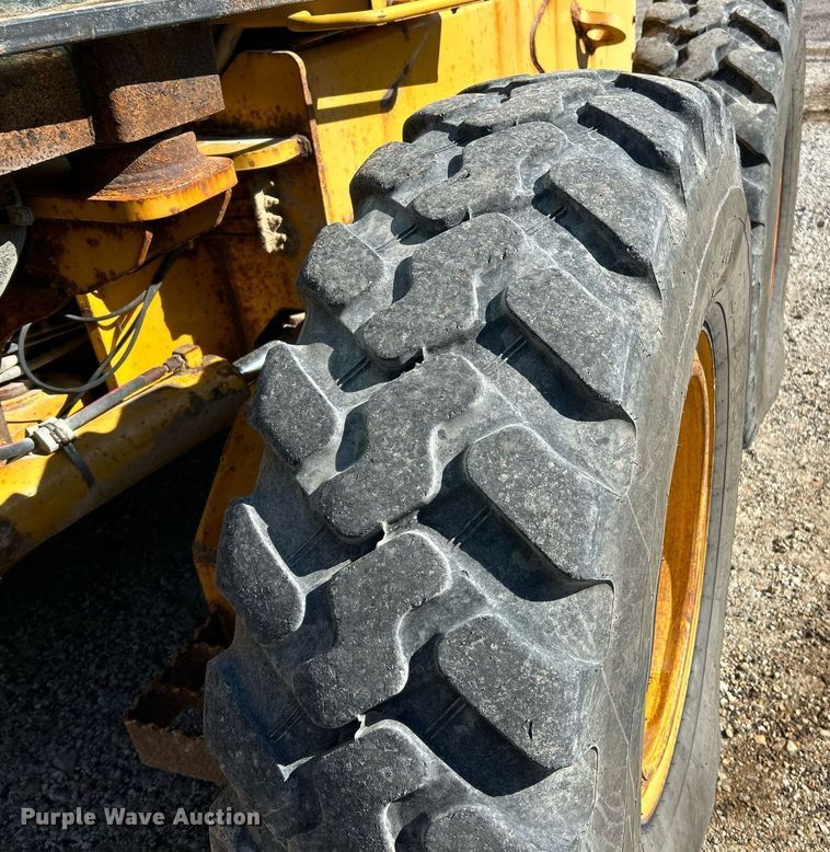 image for item NQ9983 2007 John Deere 772D motor grader