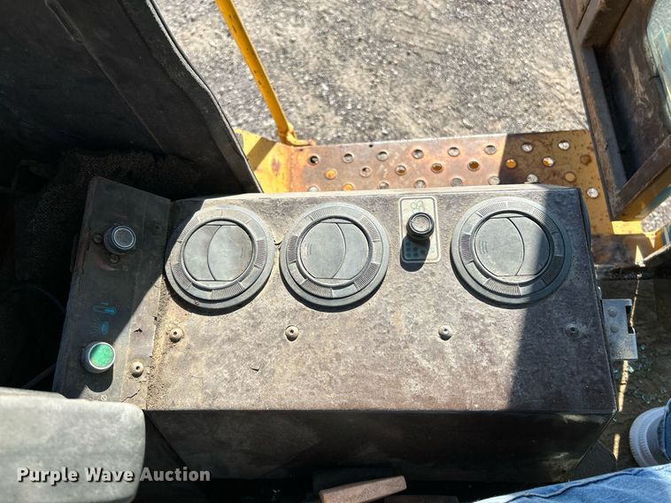 image for item NQ9984 1996 Dresser 518 wheel loader