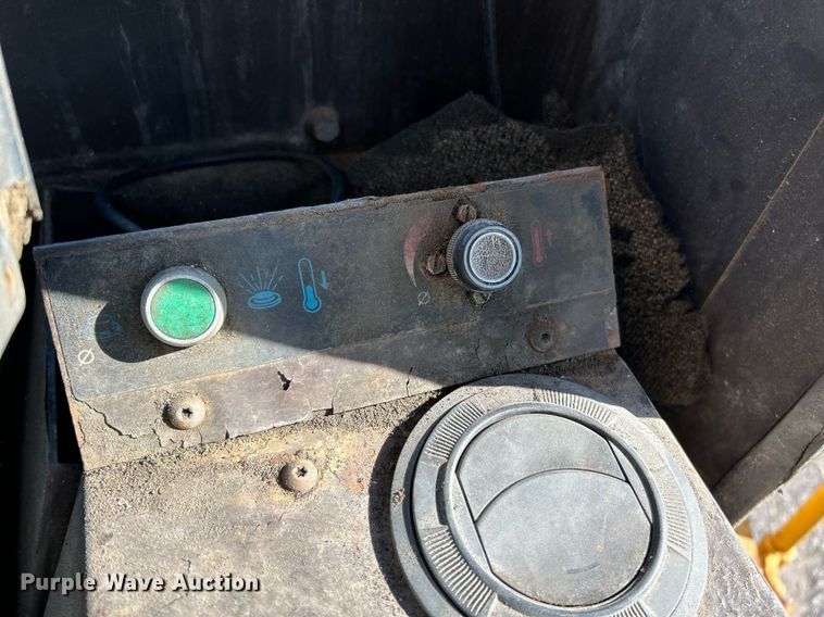 image for item NQ9984 1996 Dresser 518 wheel loader