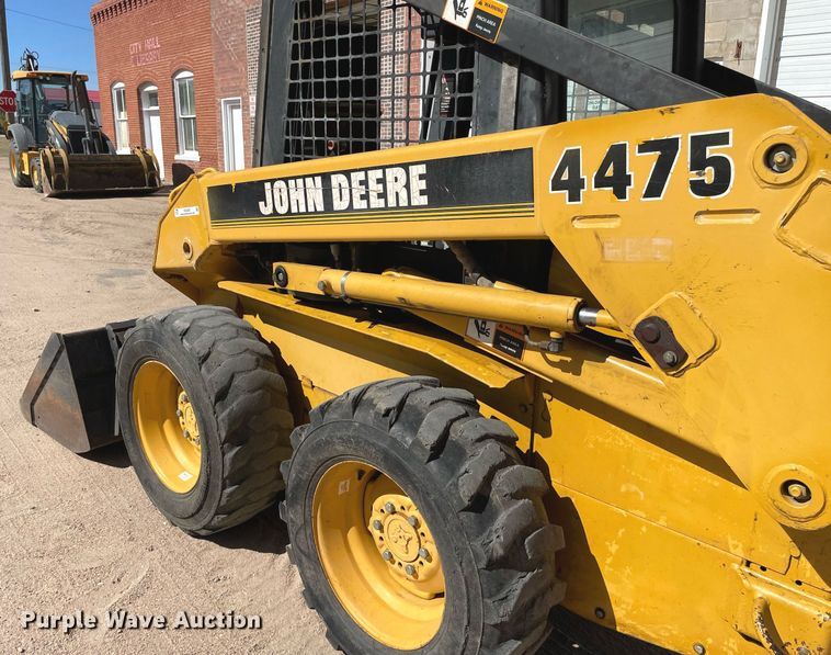 image for item NX9890 1995 John Deere 4475  skid steer loader