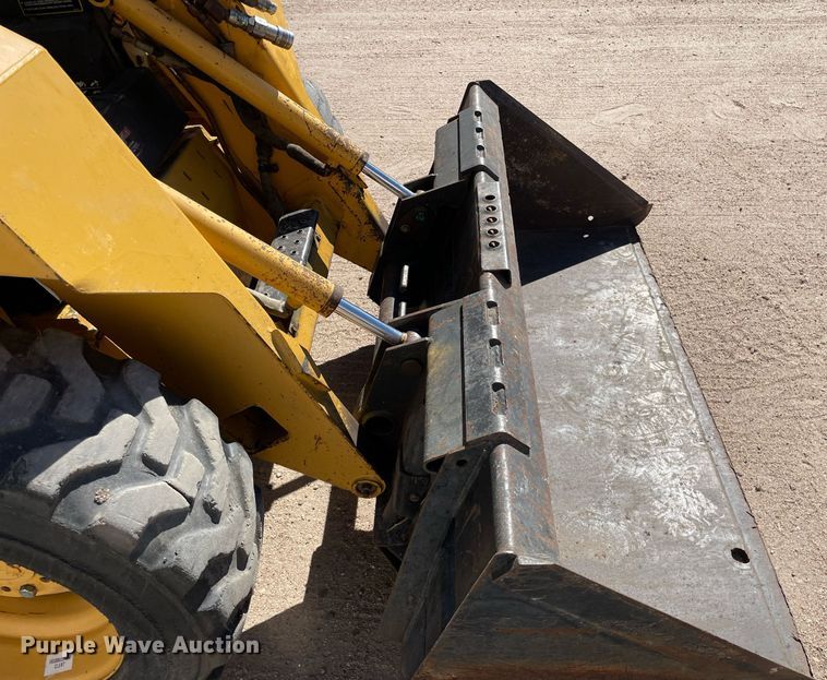 image for item NX9890 1995 John Deere 4475  skid steer loader