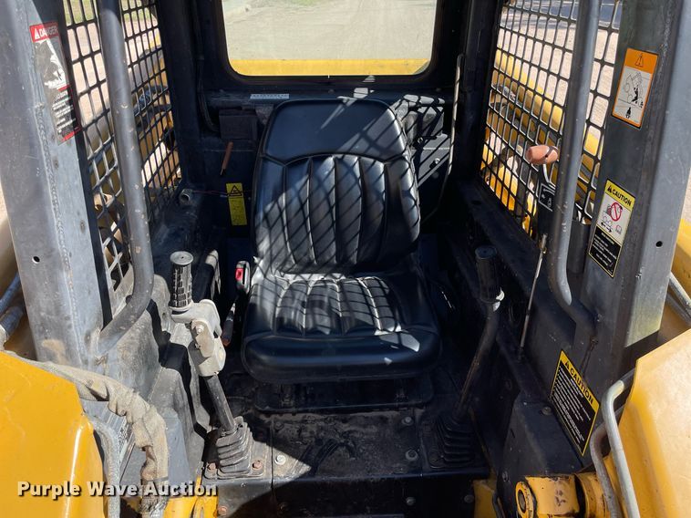 image for item NX9890 1995 John Deere 4475  skid steer loader