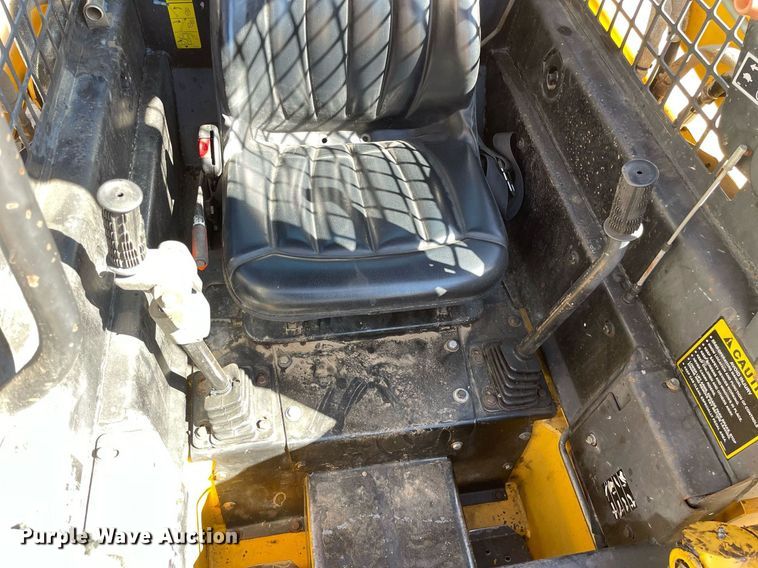 image for item NX9890 1995 John Deere 4475  skid steer loader