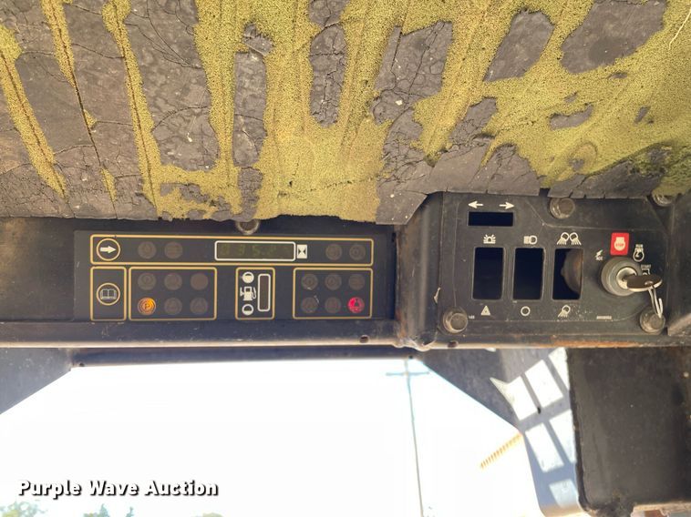 image for item NX9890 1995 John Deere 4475  skid steer loader