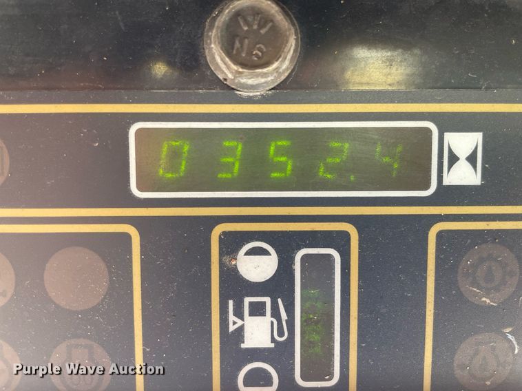 image for item NX9890 1995 John Deere 4475  skid steer loader