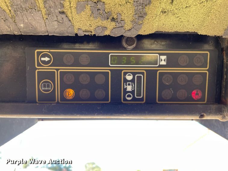 image for item NX9890 1995 John Deere 4475  skid steer loader