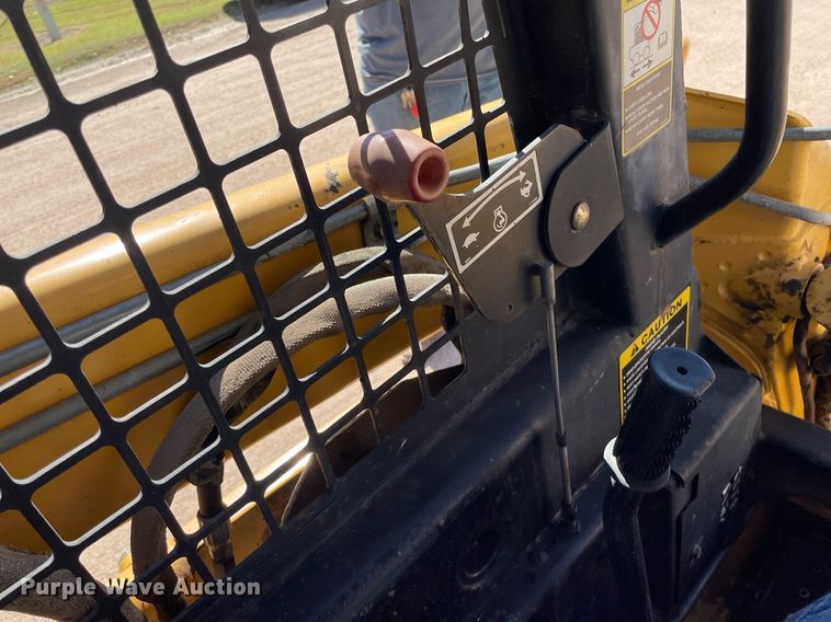 image for item NX9890 1995 John Deere 4475  skid steer loader