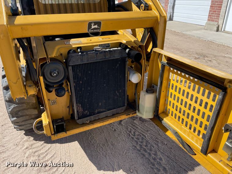 image for item NX9890 1995 John Deere 4475  skid steer loader