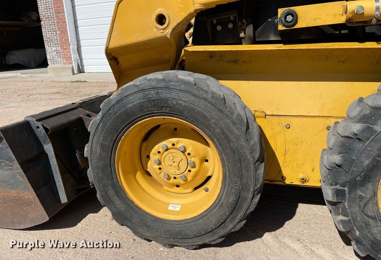 image for item NX9890 1995 John Deere 4475  skid steer loader